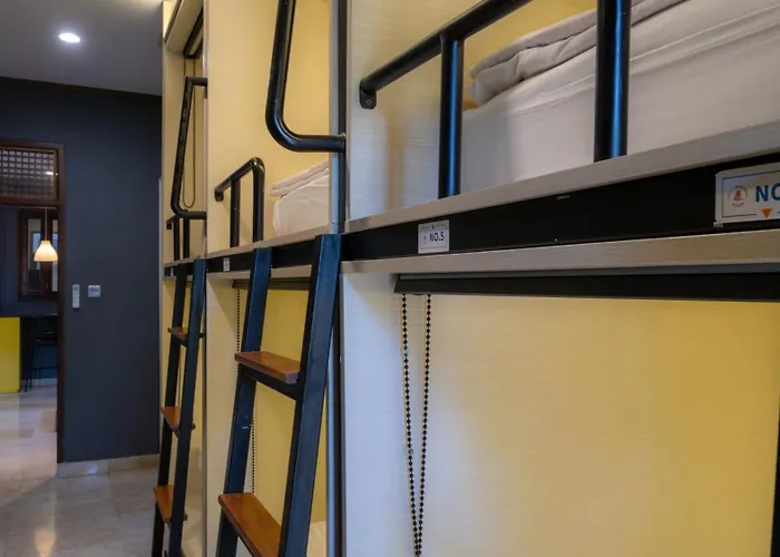Aiwan & Luggage Storage ホステル *